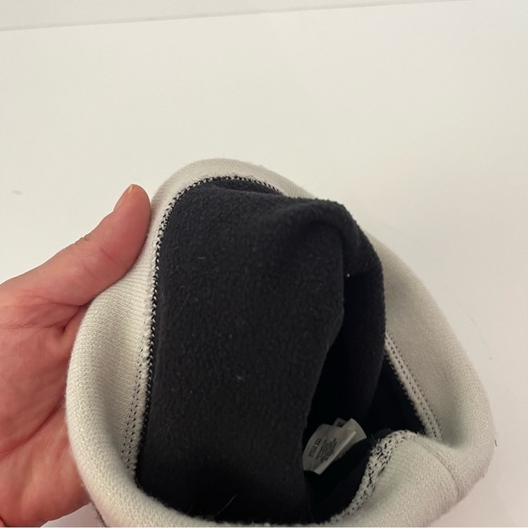 Under Armour Gametime Black/White Pom Beanie Kids - Picture 4 of 5